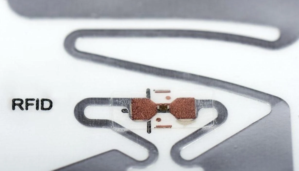 How RFID Tags Track a Garment From Warehouse to Sales Floor