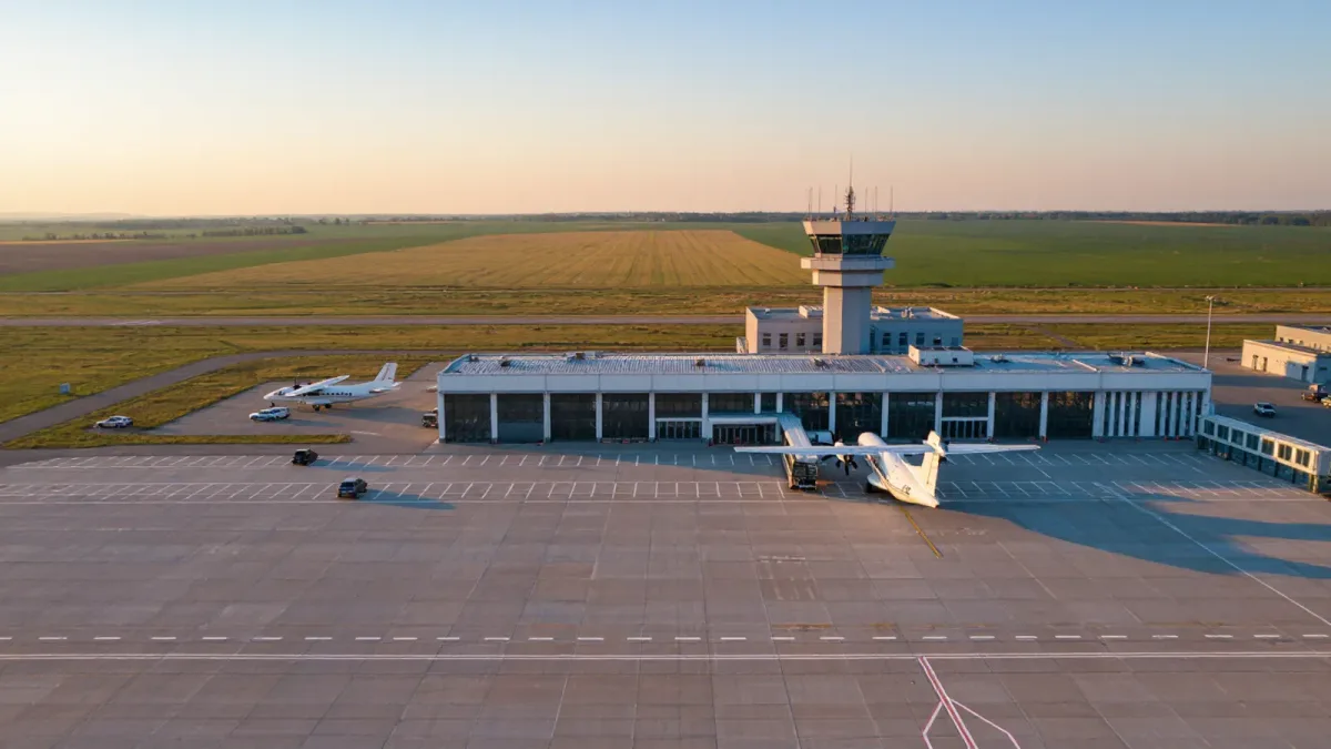 Regional Airport vs Big Hub: When the Small Airport Wins the Trip