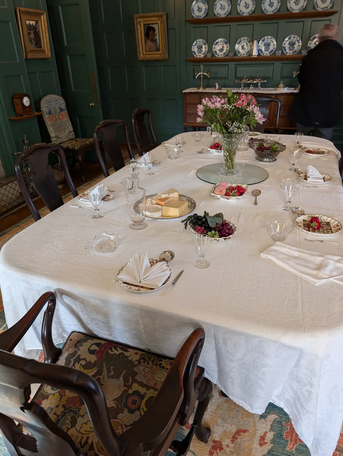 How to Choose a Dining Table That Fits Your Space