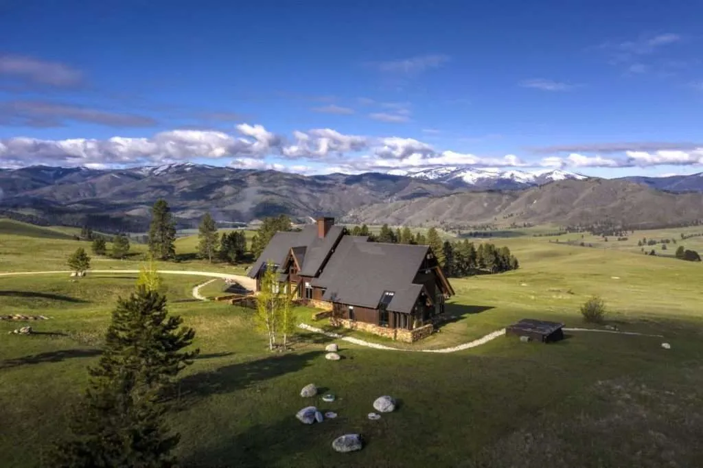 Luxury ranch house with sloped roof in the mountains of Montana