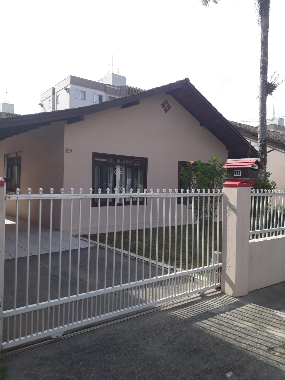 Casa Plana – Averbada – 5 dormitórios (1 suíte) – Escritório – Área de festas – Costa e Silva