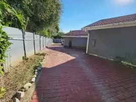 3 Bedroom House For Sale in Lombardy East