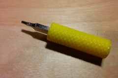 Simple knurled handle for small screwdriver bits