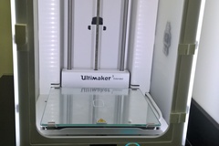 Screwless hinge and latch for Ultimaker 3