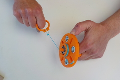  Hand spinner with string launcher