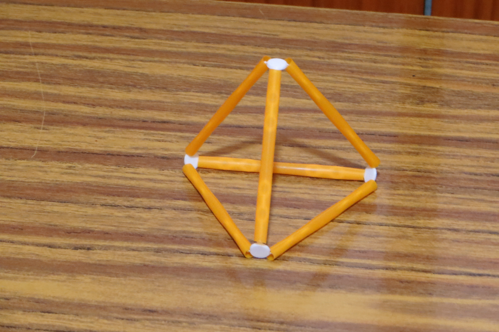 Conectores (o vértices) para montar poliedros con pajitas de beber refrescos