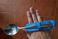 Spoon support for person with disabilities