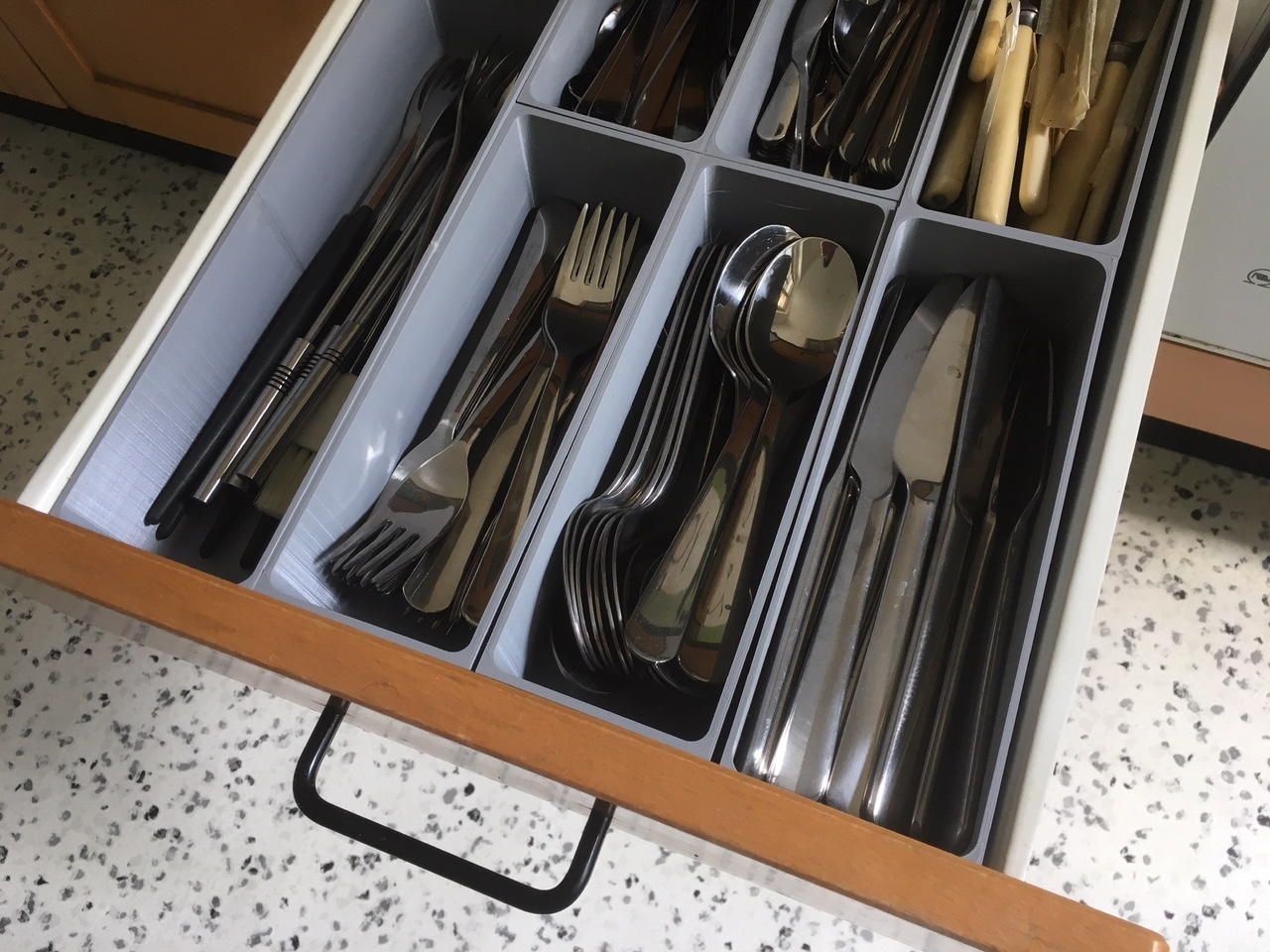 Cutlery trays for drawers