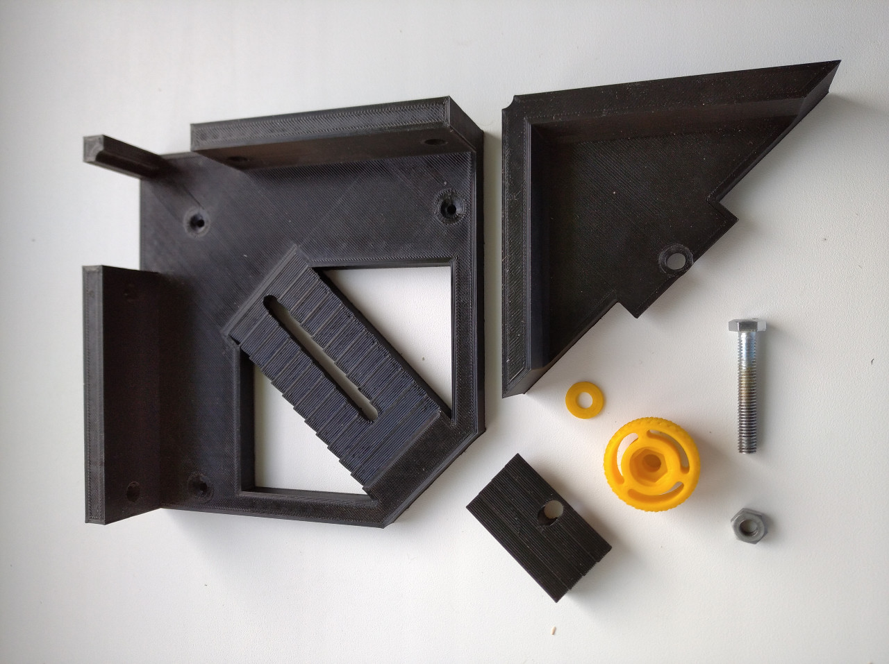 Customizable corner clamp