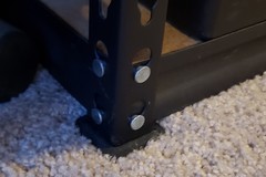 Footpads for metal shelves on rugs