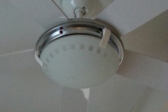 Light globe retaining clip for ceiling fan