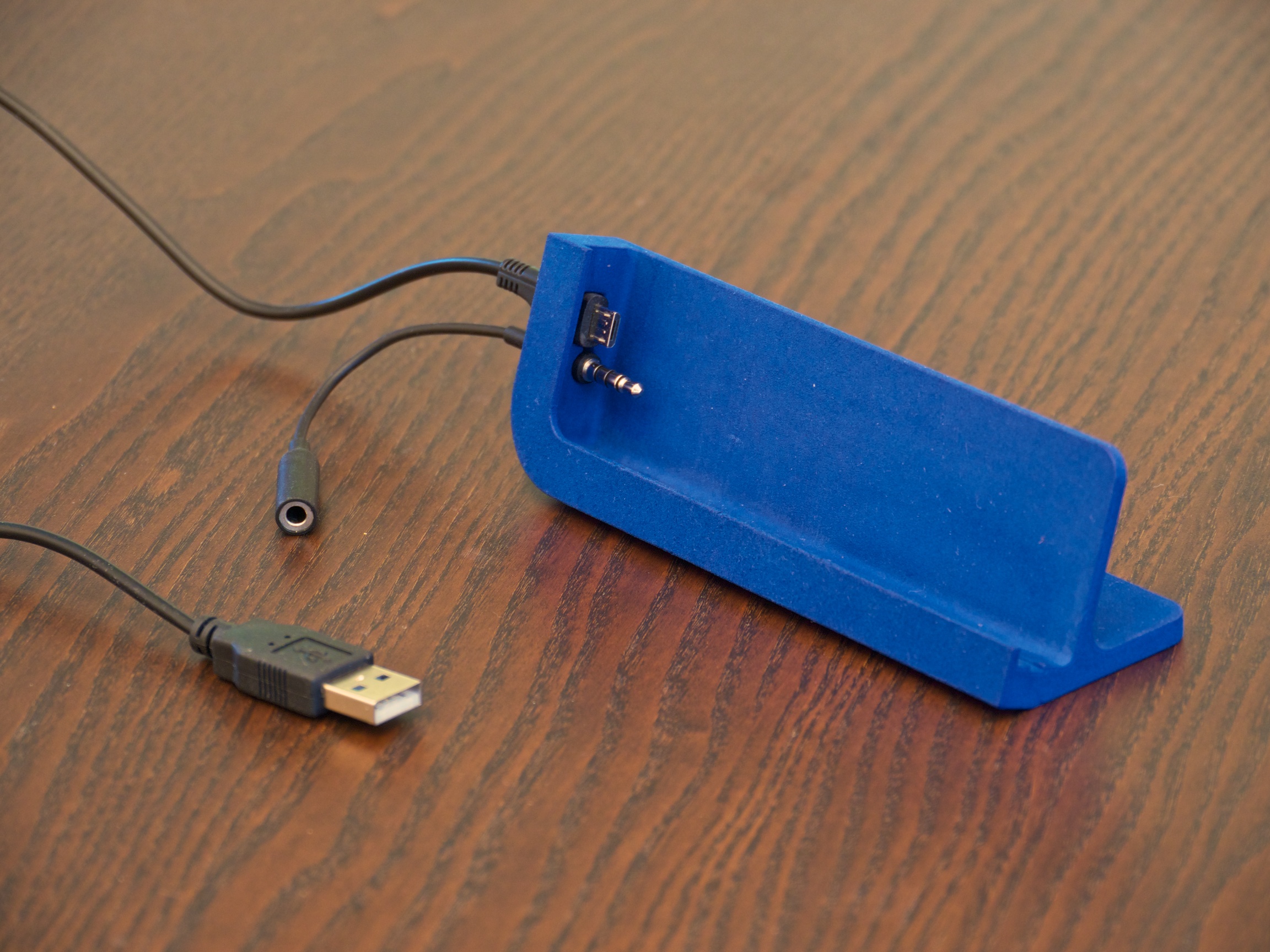 Dock for Fairphone in protective case