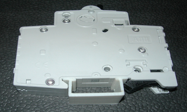 Adapter C-Schiene 24x8 auf LS35 Hutschiene