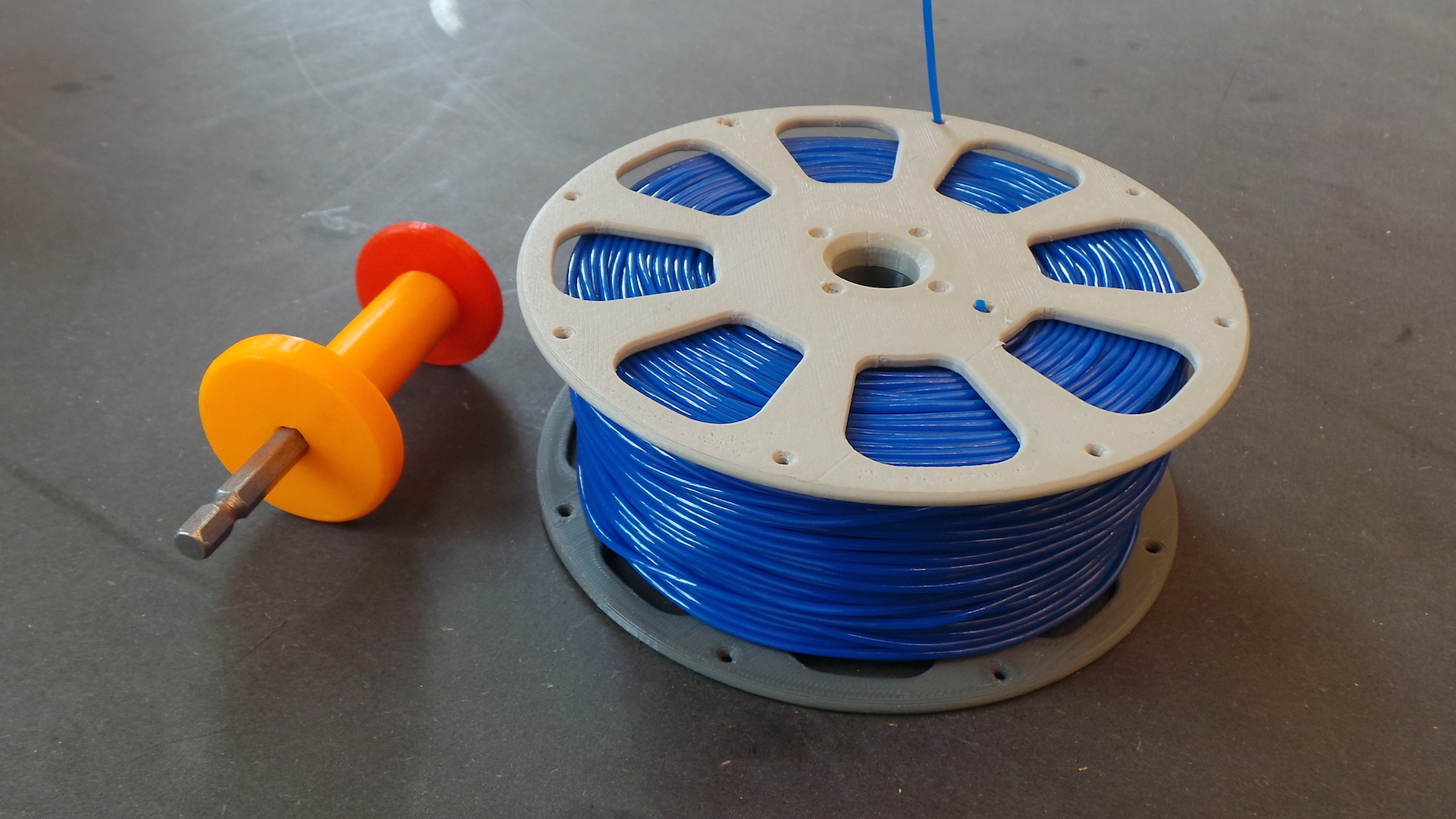 3D-printable split filament spool with threaded joint (135 mm)